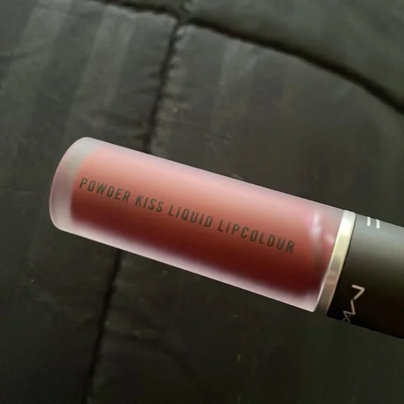 MAC Powder kiss liquid lipstick - make love to the camera - Picture 2 of 7